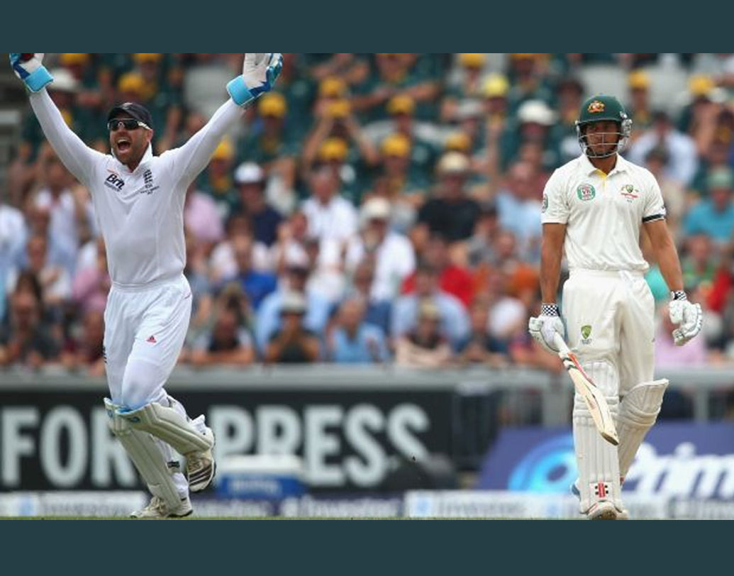 ২০১৩-র অ্যাশেজ সিরিজ। ইংল্যান্ডের মাটিতে তৃতীয় টেস্ট। প্রথম দুটো টেস্ট হারার পর মরিয়া অজিরা টসে জিতে প্রথমে ব্যাটের সিদ্ধান্ত নেন। ক্রিজে ছিলেন উসমান খোয়াজা ও ক্রিস রজার্স। গ্রেম সোয়ানের প্রথম পাঁচটা বলই দুর্দান্ত ছিল। তবে ষষ্ঠ বলেই খোয়াজাকে আউটের আবেদনে শুরু হয় বিতর্ক।