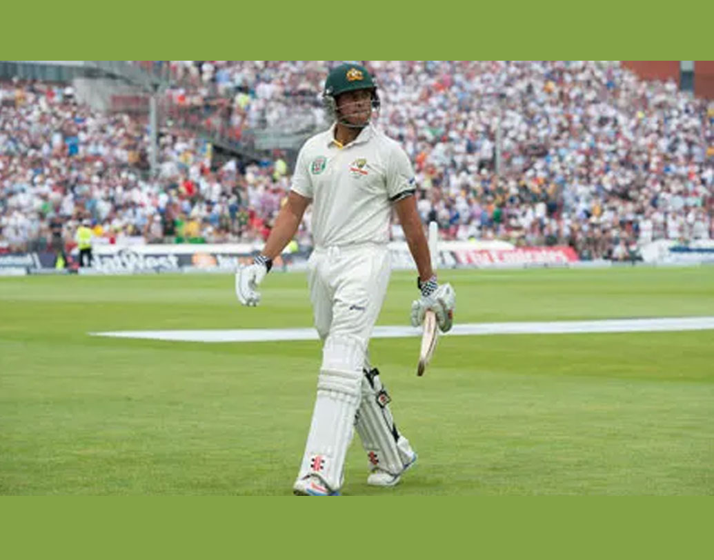 উসমান খোয়াজাকে পরাস্ত করে গ্রেম সোয়ানের একটা ঘুরন্ত বল। মাঠের আম্পায়ার তাতে আউট দেন। থার্ড আম্পায়ারের দ্বারস্থ হন খোয়াজা। হটস্পটে কোনও প্রমাণ মেলেনি। ডিআরএস-এ সে সময় স্নিকোমিটার ব্যবহৃত হত না। দ্বিধায় পড়ে যান থার্ড আম্পায়ার। শেষে উপযুক্ত প্রমাণের অভাবে মতো খোয়াজাকে আউট দেন। ওই ম্যাচ ড্র হলেও বিতর্ক থামেনি।