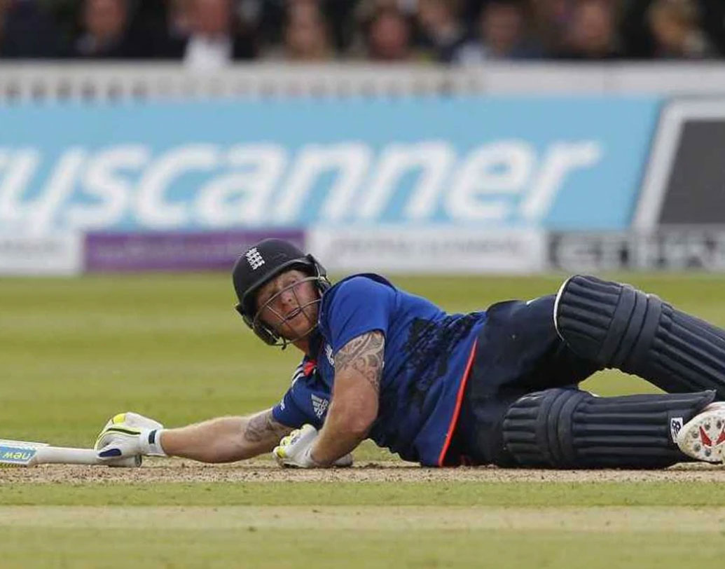 ২০১৫-তে অস্ট্রেলিয়া বনাম ইংল্যান্ডের ওয়ান ডে ম্যাচ। অস্ট্রেলিয়ার ৩১০ রান তাড়া করতে গিয়ে শুরুটা ভালই করেছিল ইংল্যান্ড। ১৮তম ওভারেই একশোর গণ্ডি পার করেন অইন মর্গ্যানরা। ক্রিজে তখন বেন স্টোকস। ক্যাপ্টেনের সঙ্গে বেশ ভালই রান তুলছেন। তবে বিতর্কিত সিদ্ধান্তে ফিরে যান তিনি।