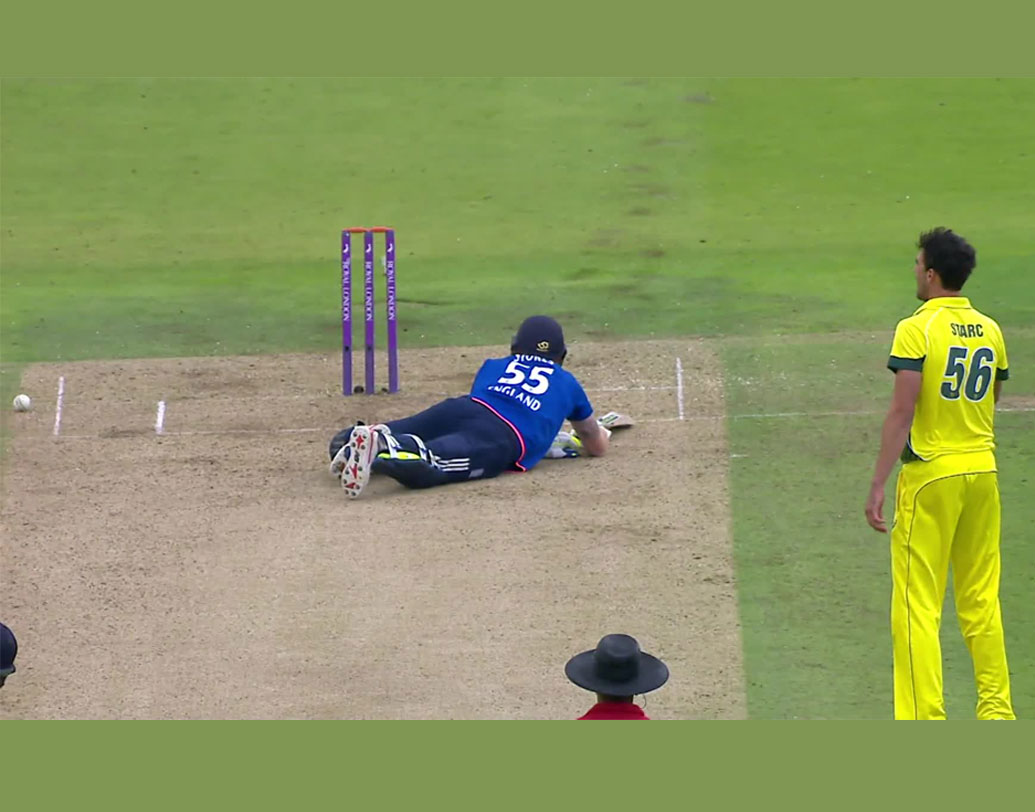 মাইকেল স্টার্ক তাঁর পঞ্চম ওভারের বল করছেন। চতুর্থ বলটি ঘণ্টায় ১৪৫ কিলোমিটার গতিতে করেন স্টার্ক। সেটি মেরে স্টার্কের কাছেই পাঠান স্টোকস। ক্রিজের বাইরে চলে এলে উইকেট লক্ষ্য করে বলটি ছোড়েন স্টার্ক। ক্রিজে ফিরতে গিয়ে স্টোকস বলটি বাঁ-হাত দিয়ে আটকাতে যান। ফিল্ডিংয়ে বাধা দেওয়ার অজিদের আবেদনে আউট হন স্টোকস।