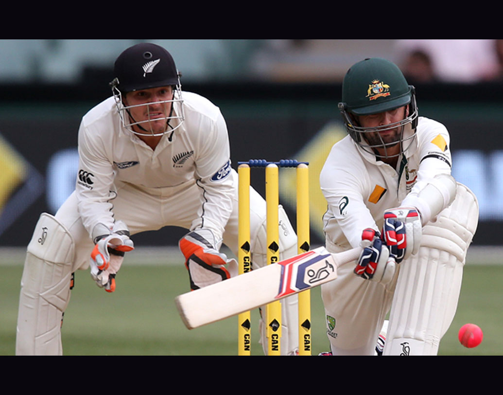 মিচেল স্যান্টনারের বল সুইপ করতে গেলে লায়নের ব্যাটে ও কাঁধে লেগে তা শূন্যে উঠে। ক্যাচ নেন স্লিপ ফিল্ডার। মাঠের আম্পায়ার তা নাকচ করেন। থার্ড আম্পায়ারের কাছে আবেদনের পর হটস্পটে দেখা যায়, ব্যাটে বল লেগেছে। হাঁটাও দেন তিনি। তবে থার্ড আম্পায়ার জানান, উপযুক্ত প্রমাণ নেই। ফলে লায়ন আউট নন।