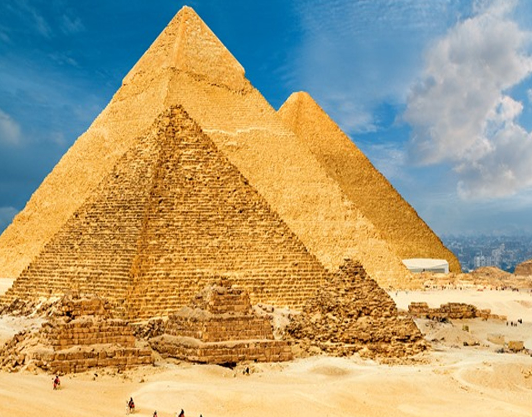 স্বাভাবিক নিয়মে মৃত্যুর পরে দেহে পচন ধরতে থাকে। পচন রোধ করতে প্রয়োজন দেহের টিস্যু থেকে আর্দ্রতা ও অক্সিজেন দূর করা। সভ্যতার প্রথম দিকে মিশরীয়রা মৃতদেহ মরুভূমিতে সঙ্কীর্ণ গহ্বরে সমাধি দিত। ফলে গরম ও শুষ্ক বালুকণায় দেহ স্বাভাবিক উপায়ে মমিতে পরিণত হত।  ( ছবি: সোশ্যাল মিডিয়া )