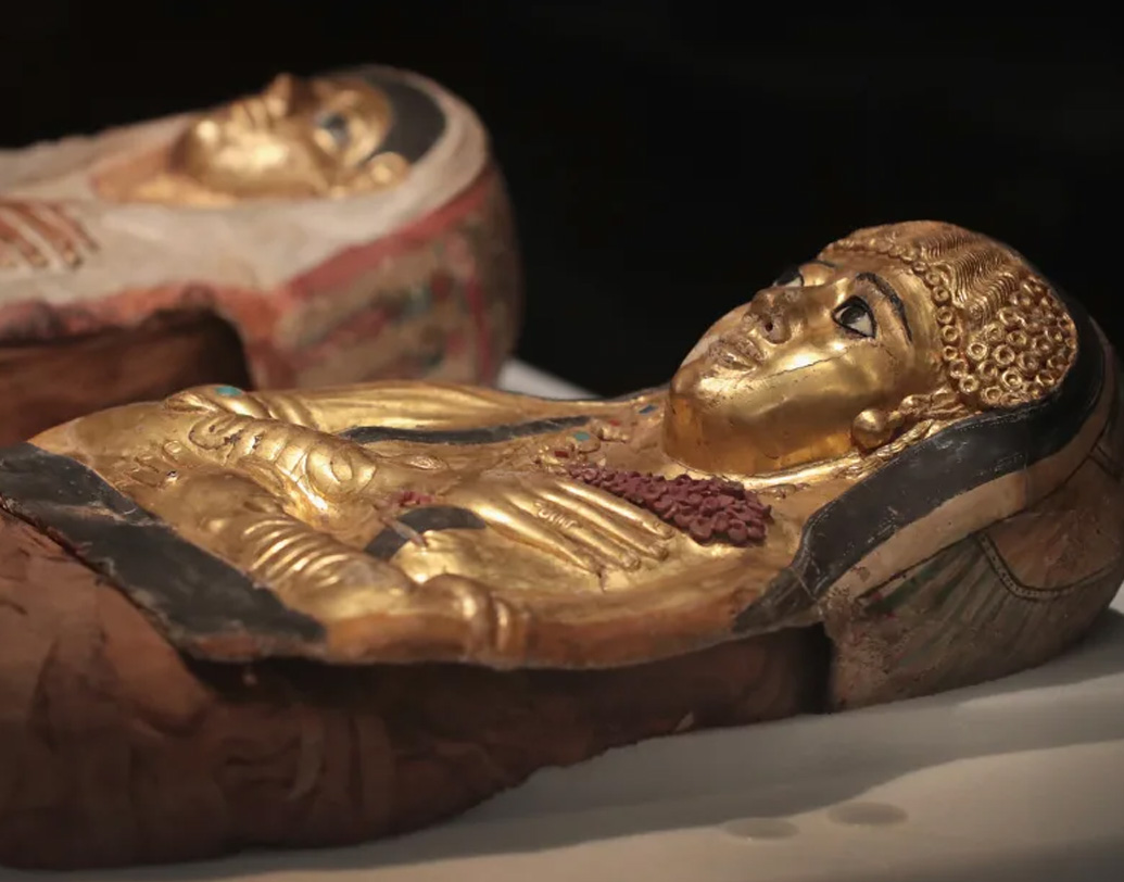 মিশরীয়রা বুঝেছিল, নিথর দেহ সাধারণ ভাবে শবাধারে রেখে দিলে তাতে পচন ধরবেই। তাই পচনরোধে তারা ব্যবহার করত বিশেষ প্রলেপ। তারপর প্রলেপ মাখানো দেহ মুড়ে বা ঢেকে ফেলা হত লিনেন বা বিখ্যাত মিশরীয় কটনে।  ( ছবি: সোশ্যাল মিডিয়া )