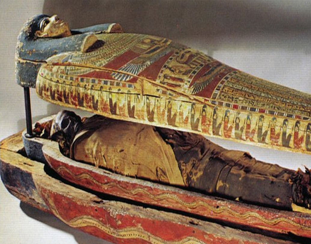 পিরামিড, মন্দির-সহ প্রাচীন মিশরের বিভিন্ন পুরাতাত্ত্বিক নিদর্শন থেকে যে হাইরোগ্লিফিক ফলক উদ্ধার হয়েছে, তার ভিত্তিতে কিছুটা হলেও জানা গিয়েছে মমি-রহস্য। তবে সম্পূর্ণ রহস্য উদঘাটন এখনও দূর অস্ত্।  ( ছবি: সোশ্যাল মিডিয়া )