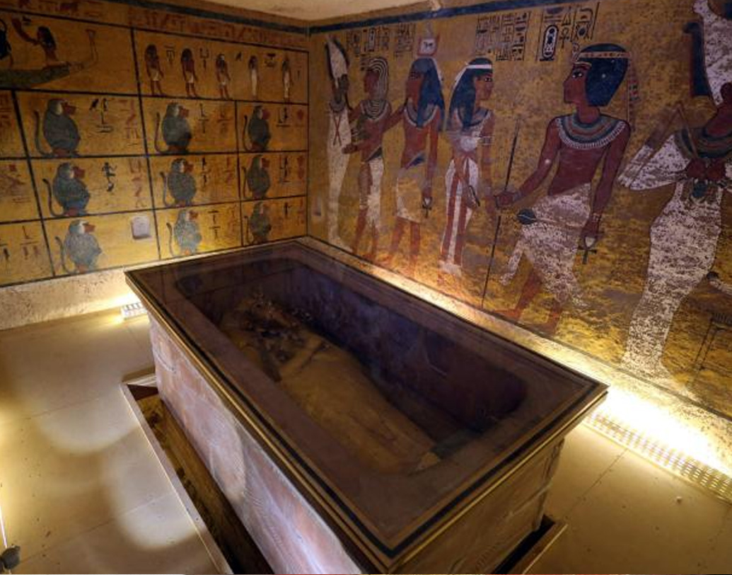 মোটামুটি ভাবে জানা গিয়েছে, মমি তৈরির প্রক্রিয়ায় সময় লাগত প্রায় আড়াই মাস। প্রথমে পেটের বাঁ দিকের অংশ কেটে বার করে ফেলা হত ক্ষুদ্রান্ত, যকৃৎ, ফুসফুস এবং পাকস্থলি। দেহেই রেখে দেওয়া হতো হৃদযন্ত্র। কারণ মিশরীয় বিশ্বাস ছিল, যাবতীয় বুদ্ধিমত্তা ও আবেগের কেন্দ্র হল হৃদয়। তাই ওই অঙ্গ রেখে দেওয়া হত শবেই।  ( ছবি: সোশ্যাল মিডিয়া )