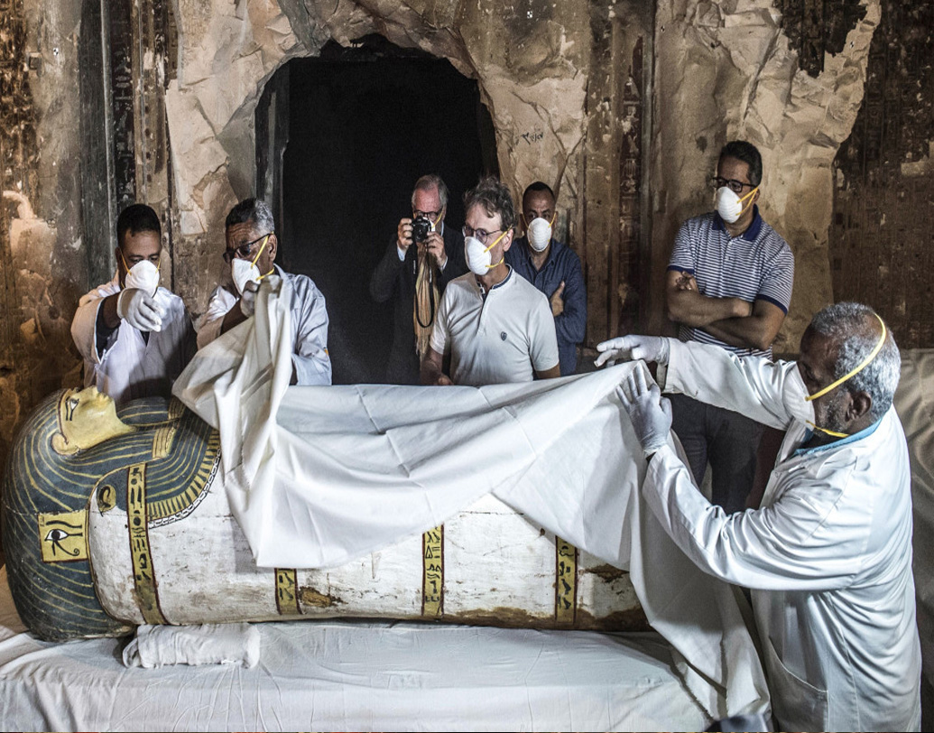 হুকের মতো বাঁকানো যন্ত্রের মাধ্যমে নাক দিয়ে বার করে আনা হত মস্তিষ্কের যাবতীয় অংশ। কারণ ঘিলুকে মৃত্যুর পরের জীবনে রাখার প্রয়োজনীয়তা ছিল না বলে মনে করত মিশরীয়রা।  ( ছবি: সোশ্যাল মিডিয়া )