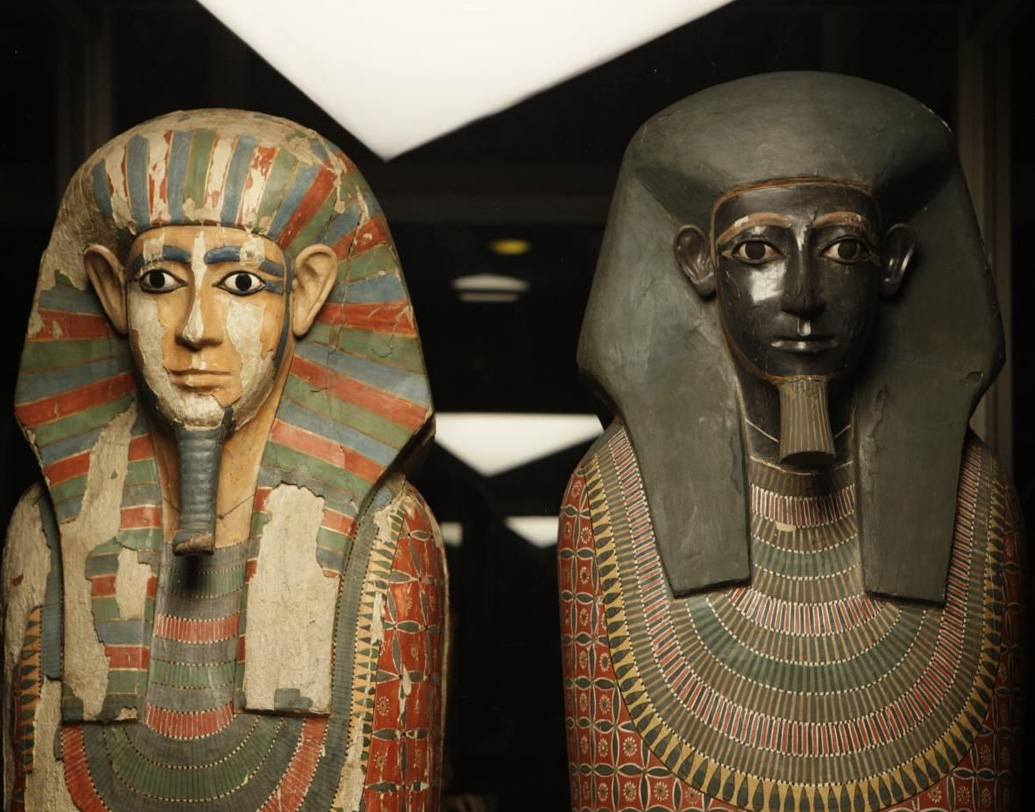 এরপর কুড়ি দিন ধরে ওই দেহে মাখানো হত অন্তত কুড়িটি স্তরের প্রলেপন। সাদা লিনেনের মোড়কে ঢেকে রাখা হত প্রলেপের আস্তরণে থাকা শব। মমিকরণ প্রক্রিয়া সম্পূর্ণ হয়েছে বুঝলে ব্যান্ডেজে আবৃত দেহ রাখা হত সুচিত্রিত শবাধারে।  ( ছবি: সোশ্যাল মিডিয়া )