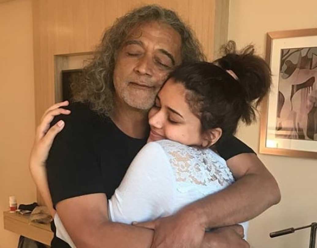 লাকি আলির মা মহলেকা ছিলেন অভিনেত্রী মীনাকুমারীর বোন। বলিউডের আর এক অভিনেত্রী ও নৃত্যশিল্পী মিনু মুমতাজ তাঁর পিসি। মুসৌরির সেন্ট জর্জেস কলেজের পরে কনভেন্ট অব জেসাস অ্যান্ড মেরি। মুম্বইয়ের দু’টি স্কুল বম্বে স্কটিশ এবং বিশপ কটন বয়েজ স্কুলেও পড়েছেন লাকি। (ছবি: সোশ্যাল মিডিয়া)