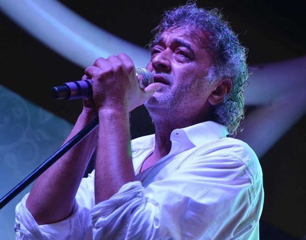 নয়ের দশকে বলিউডে হিন্দি পপ গানের জোয়ার আসে। লাকি আলি ছিলেন প্রথম সারির পপ গায়ক। তাঁর অন্যরকম গায়কি তুমুল জনপ্রিয়তা পেয়েছিল। ১৯৯৬ সালে প্রথম মিউজিক অ্যালবাম ‘সিফার’ ছিল সুপারহিট। এরপর ‘সুনো’, ‘কভি অ্যায়সা লগতা হ্যায়’, ‘অকস’ অ্যালবামগুলিও জনপ্রিয় হয়েছিল। (ছবি: সোশ্যাল মিডিয়া)