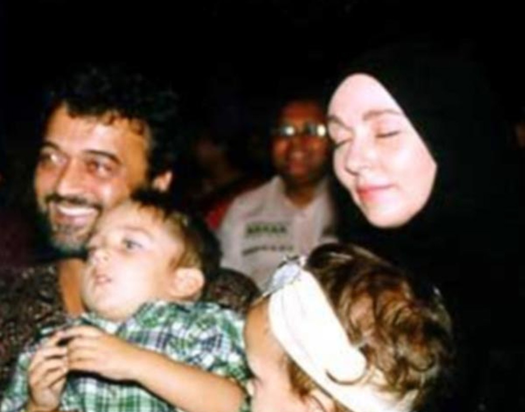 কাজ করতে গিয়েই লাকির আলাপ মেগান জেন ম্যাক ক্লিয়ারি-র সঙ্গে। নিউজিল্যান্ডের এই মডেল লাকির মিউজিক ভিডিও ‘ও সনম’-এ অভিনয় করেছিলেন। ১৯৯৬ সালে বিয়ে করেন দু’জনে। তার আগে ধর্মান্তরিত হন মেগান। তাঁদের দু’জন সন্তান, তাওয়ুজ এবং তসমিনা। (ছবি: সোশ্যাল মিডিয়া)