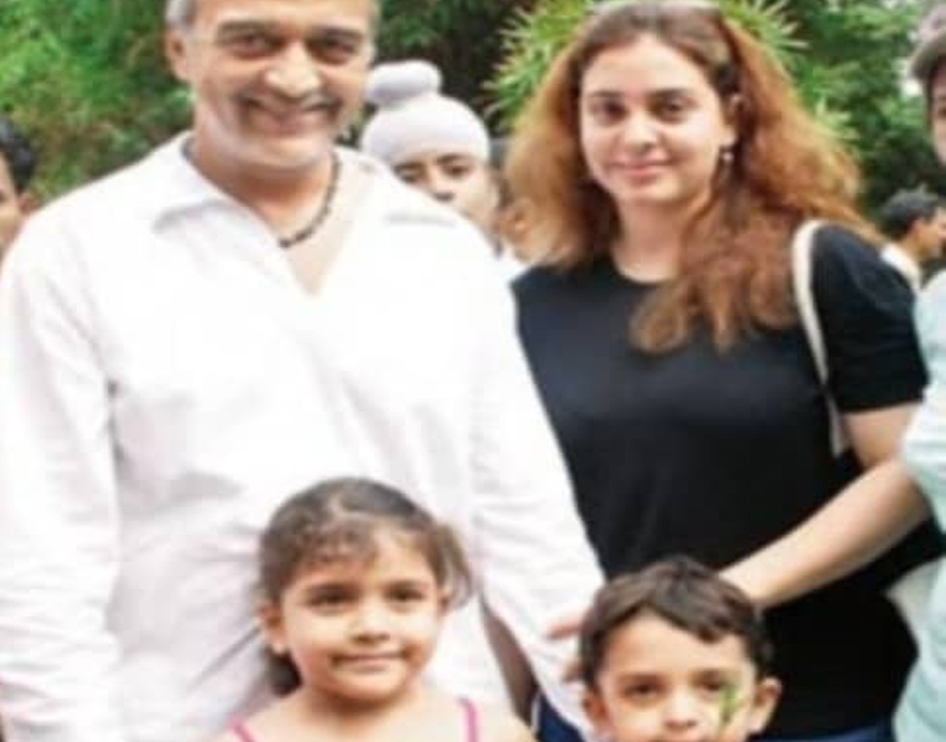 ২০০২ সালে লাকির দ্বিতীয় বিয়ে। এ বার তাঁর অর্ধাঙ্গিনী অনাহিতা। লাকিকে বিয়ে করবেন বলে এই পার্সি নারী ধর্মান্তরিত হন। তাঁর নতুন নাম হয় ইনায়া। লাকি-ইনায়ার দুই সন্তান, রাইয়ান এবং সারা। (ছবি: সোশ্যাল মিডিয়া)