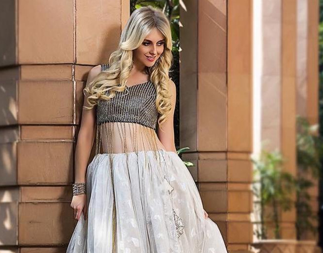 প্রথম দু’জন স্ত্রীর অনুমতি নিয়ে ২০০৯ সালে তৃতীয় বিয়ে প্রাক্তন মিস ইংল্যান্ড কেট এলিজাবেথ হ্যাল্লামকে। ধর্মান্তরিত কেটের নতুন নাম হয় আয়েষা। তাঁদের ছেলে ডানির জন্ম ২০১১-এ। (ছবি: সোশ্যাল মিডিয়া)