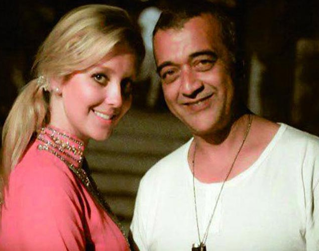 তবে লাকির তৃতীয় বিয়ে স্থায়ী হয়নি। ২০১৮ সালে বিচ্ছেদ হয়ে গিয়েছে দু’জনের। বিচ্ছেদের সিদ্ধান্ত কেটের। সংবাদমাধ্যমে জানিয়েছেন, লাকির তিন স্ত্রী আলাদা আলাদা শহরে থাকতেন । উৎসবে বা অন্য কোনও উপলক্ষে এক জায়গায় মিলিত হতেন। কিন্তু তাঁর স্বামীর আরও স্ত্রী আছেন, এটা মেনে নিতে পারছিলেন না কেট। স্বামীকে অন্য কারও সঙ্গে ভাগ করে নেওয়া সম্ভব হচ্ছিল না। (ছবি: সোশ্যাল মিডিয়া)