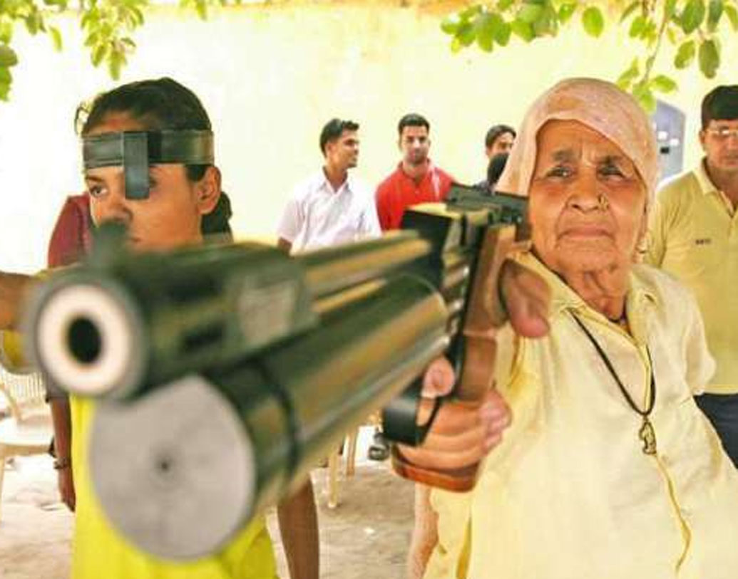 দৃঢ় দৃষ্টি আর নির্ভুল নিশানায় আজও তিনি যে কোনও লক্ষ্যকে ভেদ করতে পারেন। এই বয়সেও তাঁর বন্দুকবাজিতে মেতে সারা গ্রাম। তিনি ‘রিভলভার দাদি’। প্রকৃত নাম চন্দ্র তোমর। বিশ্বের প্রবীণতম শুটার।