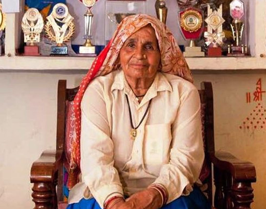 যে বয়সে কাজ থেকে অবসর নিয়ে নেন সবাই, সেই বয়স থেকেই এক নতুন জার্নি শুরু করেছিলেন চন্দ্র। ৬৫ বছর বয়সে তিনি প্রথম তাঁর অসামান্য এবং নির্ভুল শুটিংয়ে তাক লাগিয়ে দেন বিশ্বকে। এখন তিনি ৮৭ বছরের। বয়সের ছাপ যদিও বন্দুকবাজিতে বিন্দুমাত্র পড়েনি।