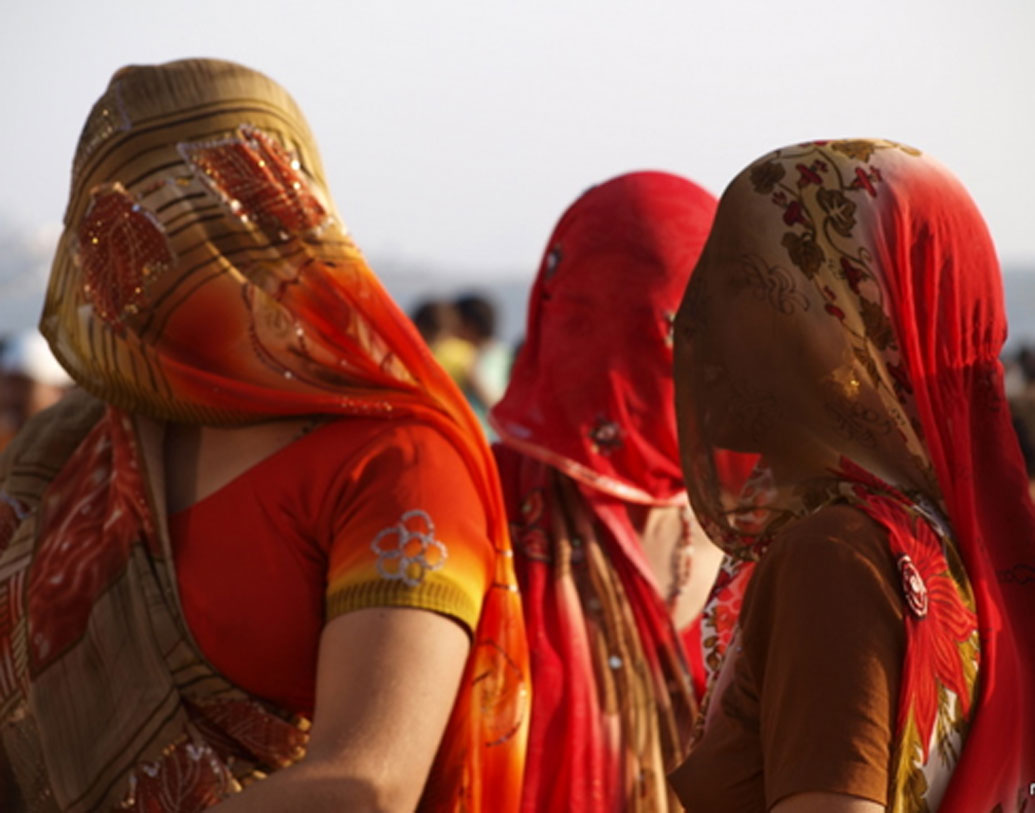 উত্তরপ্রদেশের বাগপত জেলার জহরি গ্রামের বাসিন্দা তিনি। প্রত্যন্ত এই গ্রামে মেয়েদের বাড়ির বাইরে বেরনো ছিল একপ্রকার ‘নিষিদ্ধ’। বাড়ির মহিলারা বাইরে গিয়ে কাজ করবেন! ছি ছি পড়ে যেত গ্রামে। এমন একটা গ্রামে থেকে ৬৫ বছর বয়সে বাড়ির বাইরে পা দেওয়াটা ভীষণ কঠিন ছিল তাঁর কাছে। কিন্তু নিশানা যদি সঠিক হয়, লক্ষ্যভেদ যে হবেই।