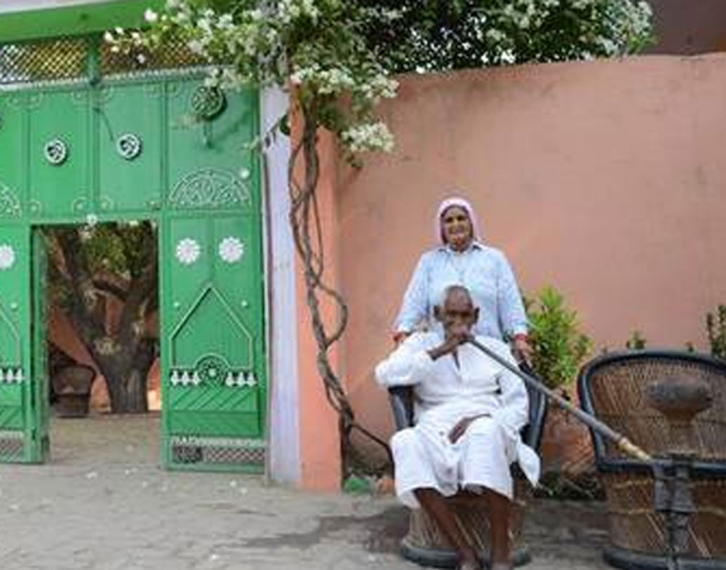 রিভলভার দাদির ক্ষেত্রেও তা-ই হয়েছে। ছোট থেকেই শুটিংয়ে খুব আগ্রহ ছিল তাঁর। কিন্তু রক্ষণশীল পরিবারে কোনও দিন মুখ ফুটে নিজের ইচ্ছা জাহির করার অবকাশ ছিল না। সংসার, ছেলেমেয়ে, নাতি-নাতনি এই নিয়েই জীবনের ৬৫টা বছর কাটিয়ে দিয়েছিলেন তিনি। তাঁর ৮ সন্তান, ১৫ নাতি-নাতনি।