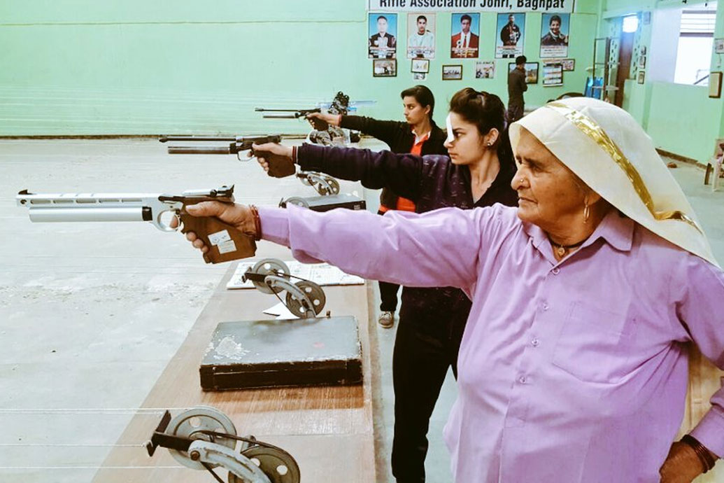 নাতনি শেফালির বন্দুকবাজিতে আগ্রহ দেখে একদিন তাঁকে সঙ্গে করে জহরির রাইফেল ক্লাবে ভর্তি করাতে যান চন্দ্র। সেখানে গিয়ে নিজে হাতে বন্দুক তুলে শুট করেন। প্রথম শুটিংয়েই টার্গেটের ঠিক মাঝখানে লাগিয়ে দেন তিনি। তাঁর বন্দুকবাজি দেখে রাইফেল ক্লাবের প্রত্যেকে অবাক হয়ে যান।