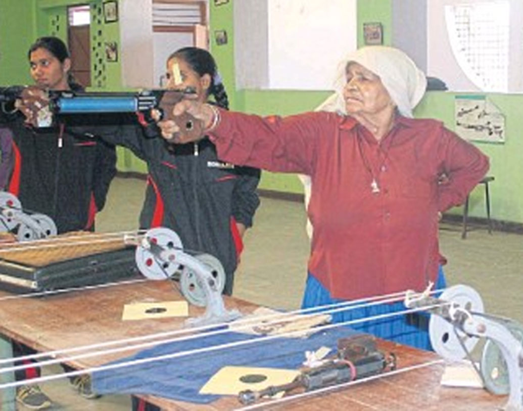নাতনির সঙ্গে তাঁকেও প্রশিক্ষণ নেওয়ার জন্য জোরাজুরি করতে লাগেন কোচ। দাদিও তাতে রাজি হয়ে যান। কিন্তু প্রশিক্ষণ নিতে গেলে যে সময় তাঁকে দিতে হবে, তার উপায় ছিল না। এর তীব্র বিরোধী ছিল তাঁর রক্ষণশীল পরিবারও। প্রথম প্রথম স্বামীর সমর্থনও পাননি তিনি। গ্রামবাসীরাও তাঁকে নিয়ে ঠাট্টা করতে শুরু করেন।