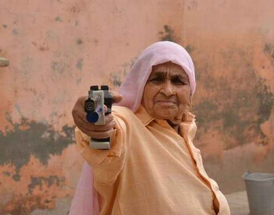 আর রাতে সবাই ঘুমিয়ে পড়লে বাড়িতেই প্রাকটিস করতেন তিনি। ভারী বন্দুক ধরে নিশানা করার সময় হাত যাতে কেঁপে না যায়, তাই একটা বড় জগে জল ভর্তি করে দীর্ঘক্ষণ বন্দুকের মতো ধরে থাকতেন। ফের সকাল হলেই সংসারের কাজে লেগে পড়তেন।