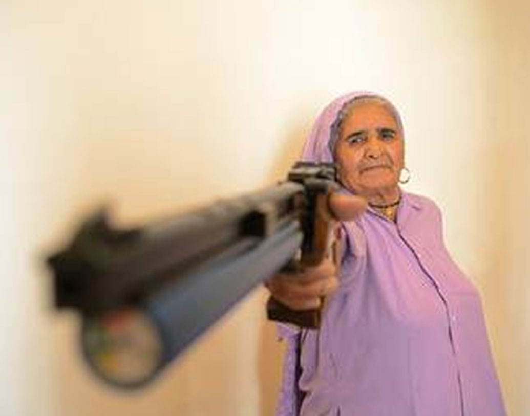 এ ভাবেই লক্ষ্যভেদ করে ১০০টারও বেশি পদক জিতে নিয়েছেন তিনি। তারমধ্যে ৩০টা জাতীয় স্তরের পুরস্কার রয়েছে। তিনি বিশ্বের প্রবীণতম শুটার। এতদিন যাঁরা তাঁকে নিয়ে হাসিঠাট্টা করতেন, তাঁরাই এখন সমীহ করে চলেন। পরিবারও তাঁকে পূর্ণ সমর্থন দেয়।