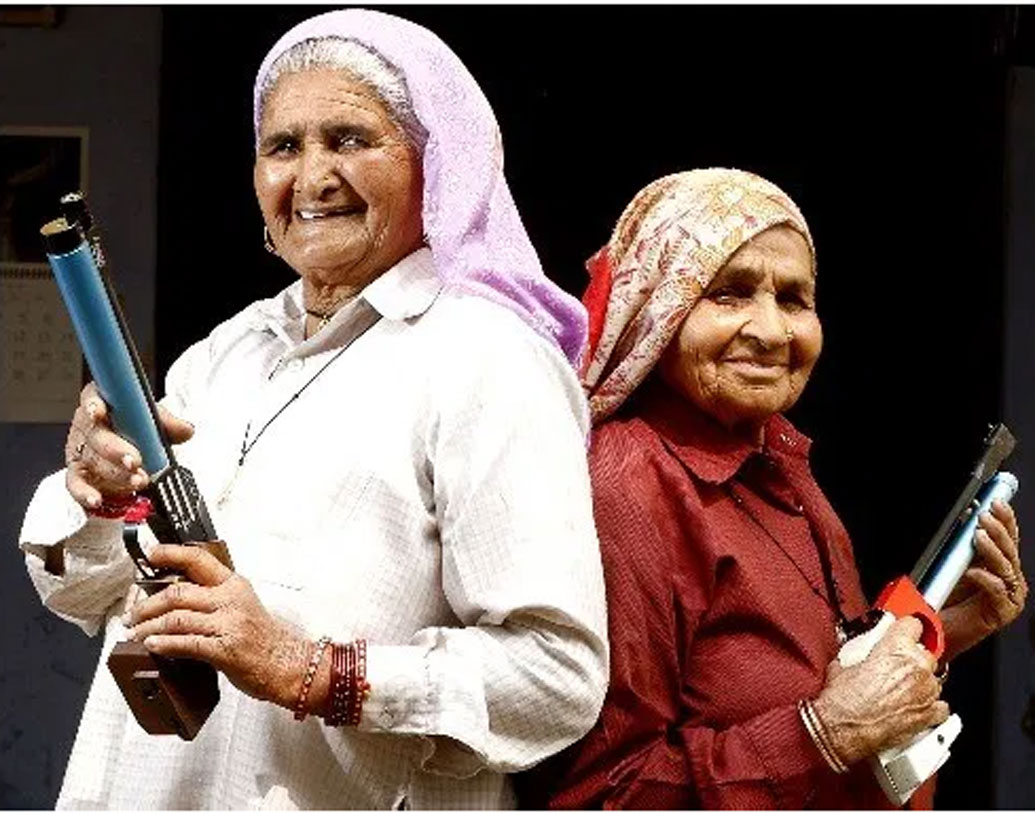 জহরি গ্রামে আরও এক দাদি আম্মা রয়েছেন। তাঁরও রিভলভারের নিশানা তাক লাগানো। তিনি প্রকাশি তোমর। তিনি সম্পর্কে চন্দ্র তোমরের জা। ২০০০ সালে প্রকাশি তোমর শিরোনামে আসেন। তাঁর বয়সও ৬০ বছর পেরিয়েছে। বড় জা চন্দ্র তোমরই তাঁর অনুপ্রেরণা, জানিয়েছেন তিনি।