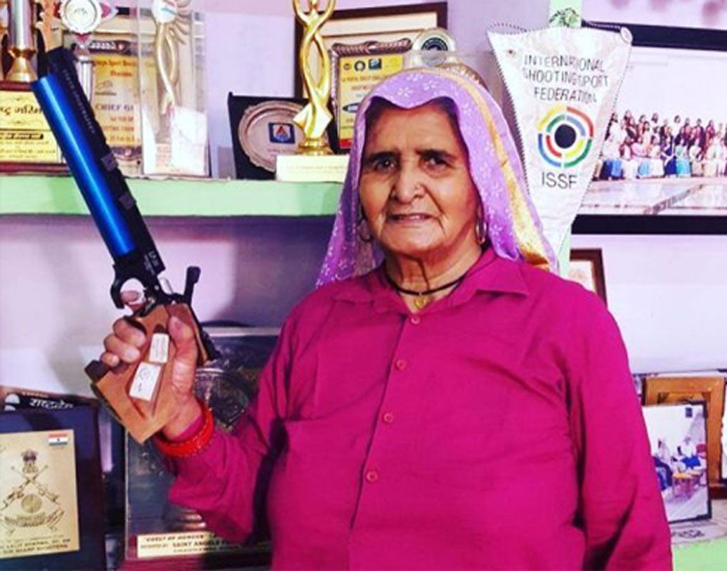 তাঁরও কাহিনি অনেকটা চন্দ্রর মতোই। চন্দ্র তোমরের থেকে অনুপ্রাণিত হয়ে মেয়ে সীমা তোমরকে তিনি রাইফেল ক্লাবে ভর্তি করাতে গিয়েছিলেন। কারণ মেয়ে সীমাও একা যেতে অস্বস্তি বোধ করছিলেন।