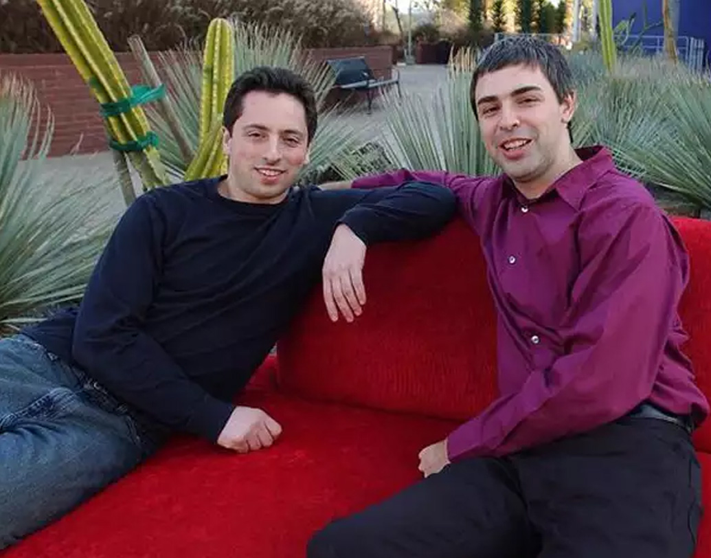 বর্তমানে বিশ্বে সর্বাধিক ব্যবহৃত সার্চ ইঞ্জিন হল গুগল। প্রায় ১১০৮০ কোটি ডলার মূল্যের এই সংস্থার যাত্রা শুরু আজ থেকে কুড়ি বছর আগে। সবথেকে আশ্চর্যজনক হল, গুগলের দুই স্রষ্টার সাক্ষাৎ ছিল নেহাতই কাকতালীয়।