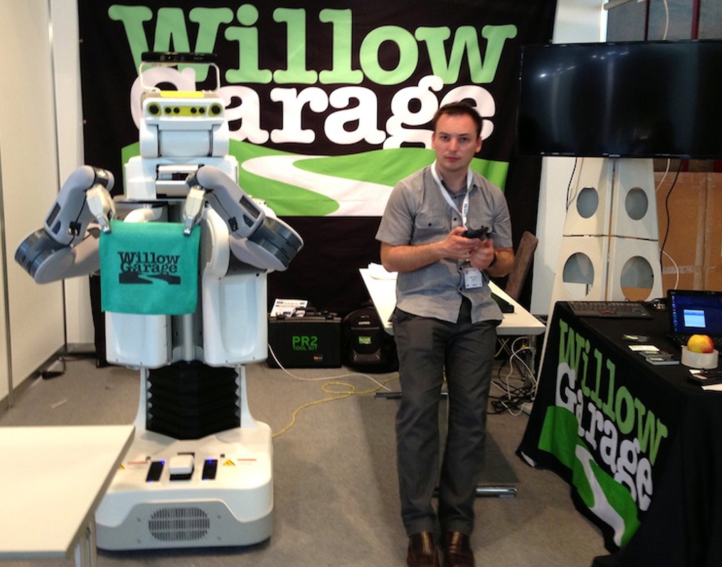 শুরুর দিকে পেজ-ব্রিনের সঙ্গে ছিলেন স্কট হ্যাসান। গুগল সার্চ ইঞ্জিনের বেশিরভাগ কোড তিনিই লিখেছিলেন। পরে তিনি এই প্রজেক্ট থেকে সরে গিয়ে রোবোটিক্স নিয়ে গবেষণা করেন। শুরু করেন সংস্থা ‘উইলো গ্যারেজ’।