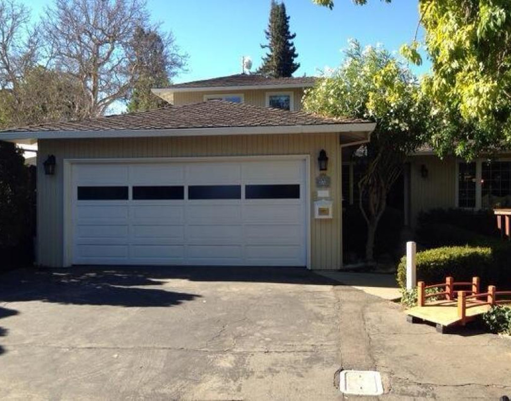 ক্যালিফোর্নিয়ার মেনলো পার্কে ১৯৯৮-এর সেপ্টেম্বরে পথচলা শুরু গুগলের অফিসের। সুজান ওজকিকির গ্যারাজ ভাড়া নিয়েছিলেন পেজ-ব্রিন। সেটাই ছিল গুগলের আঁতুড়ঘর।