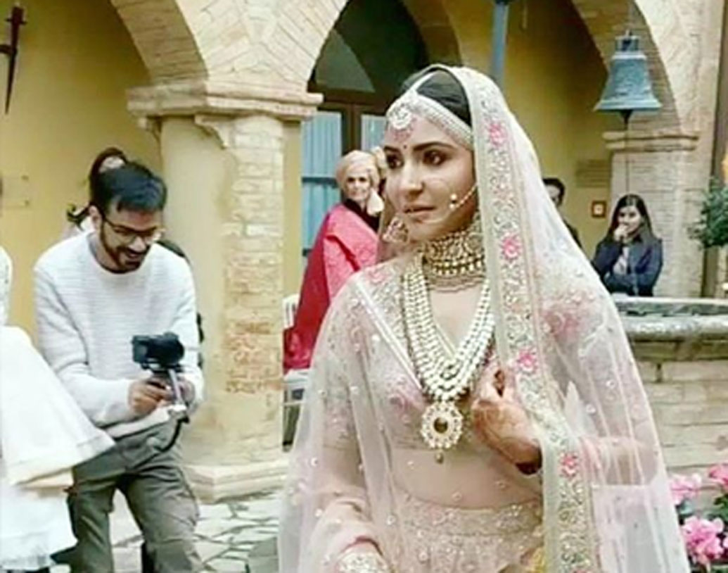 কিন্তু জানেন কি বিয়ের মুহূর্তের সেই আবেগ ক্যামেরাবন্দি করার পিছনে কার হাত রয়েছে? এমন ভিডিয়ো বানাতে কী কী করতে হয়েছে তাঁকে?