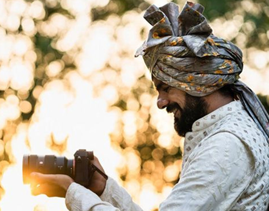 কিন্তু বিয়ের পর ভিডিয়ো দেখে খুবই হতাশ হয়ে পড়েন বিশাল। যেমনটা চেয়েছিলেন, যেখানে যেমন ভেবেছিলেন, সেগুলোর প্রায় কিছুই ফুটিয়ে তোলা যায়নি ভিডিয়োতে। তারপরই বিশালের ওয়েডিং ভিডিয়োগ্রাফিতে আসা।