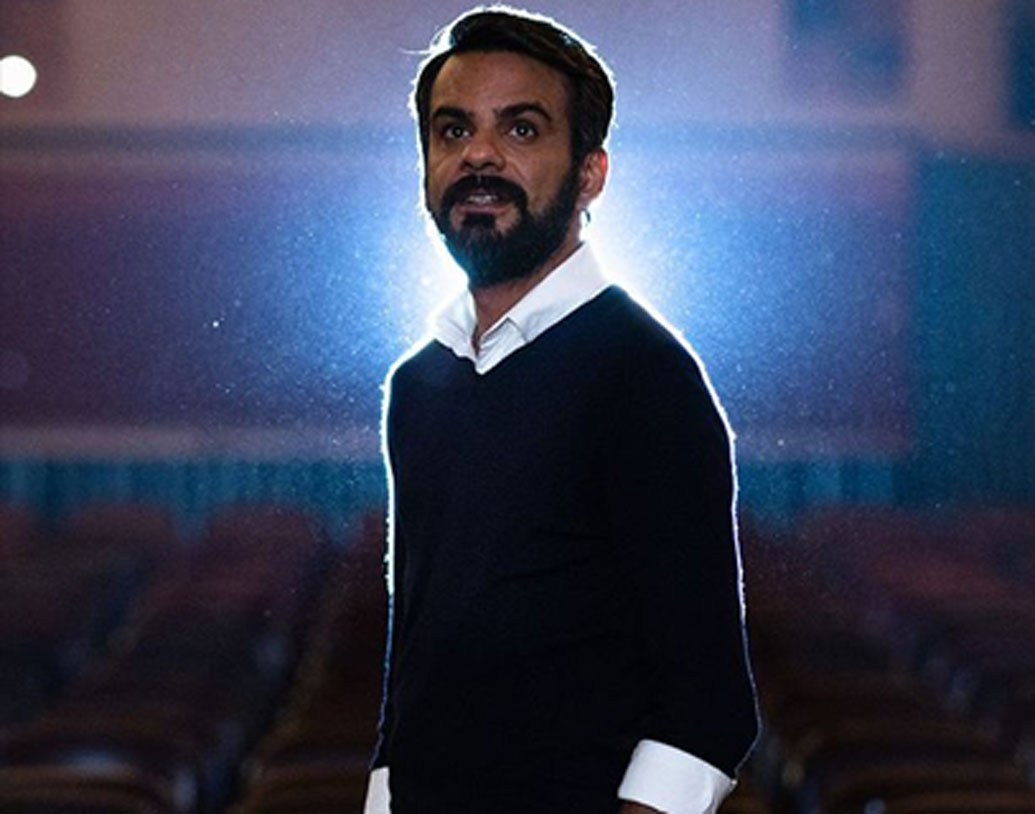 শুধু তারকারাই নন, মুকেশ অম্বানীর ছেলে-মেয়ের বিয়েও তিনি শুট করেন। সাধারণ মানুষও তাঁর সঙ্গে যোগাযোগ করেন ওয়েডিং ভিডিয়োগ্রাফির জন্য।