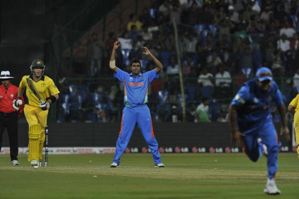 এই মুহূর্তে খেলছেন এমন ক্রিকেটারদের মধ্যে একমাত্র রবিচন্দ্রন অশ্বিনেরই ৫০ ওভারের ফরম্যাটে পাঁচ উইকেট নেই। ১১১ ওয়ানডে ম্যাচে তিনি নিয়েছেন ১৫০ উইকেট। এর সঙ্গে ৬৫ টেস্টে রয়েছে ৩৪২ উইকেট। তবে টেস্টে খেললেও অশ্বিন ভারতের একদিনের স্কোয়াডে অনেকদিন ধরেই নেই।