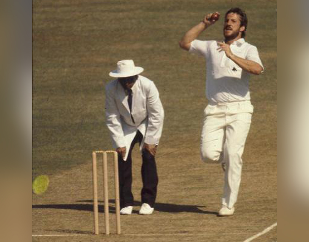 ১৯৯২ বিশ্বকাপে সিডনিতে অস্ট্রেলিয়ার বিরুদ্ধে ৩১ রানে চার উইকেট নেওয়া বথামের এই ফরম্যাটে সেরা বোলিং। তিনি আউট করেছিলেন অজি অধিনায়ক অ্যালান বর্ডার, ইয়ান হিলি, পল টেলর ও ক্রেগ ম্যাকডারমটকে। তারপর ব্যাট করতে নেমে ম্যাচ-জেতানো অর্ধশতরানও করেছিলেন বথাম।