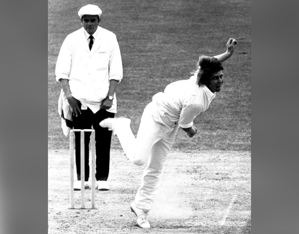 শোয়েব আখতার, ব্রেট লি দাপট দেখানোর আগে বিশ্বক্রিকেটের দ্রততম বোলার ছিলেন অস্ট্রেলিয়ার জেফ থমসন। টেস্টে ২০০ উইকেট ছাড়াও ৫০টি একদিনের ম্যাচে ৫৫ উইকেট নিয়েছিলেন তিনি। গড় ছিল ৩৫.৩০।