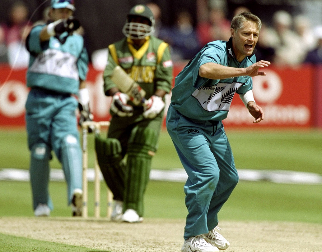 ১৯৯৪ সালে পাকিস্তানের বিরুদ্ধে ২৪ রানে চার উইকেট লারসেনের ওয়ানডে কেরিয়ারের সেরা বোলিং। তাঁর চার শিকার ছিলেন সঈদ আনোয়ার, আমির সোহেল, ইনজামাম-উল-হক, ওয়াসিম আক্রম। ১২১ একদিনের ম্যাচে তিনি নিয়েছেন ১১৩ উইকেট। গড় ৩৫.৩৯। ইকনমি রেট দুর্দান্ত, ৩.৭৬।