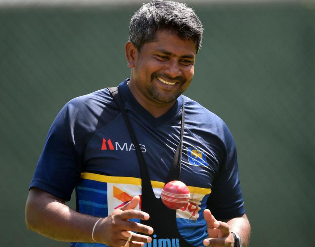 রঙ্গনা হেরাথ ৯৩ টেস্টে ৪৩৩ উইকেট নিয়েছেন। কিন্তু শ্রীলঙ্কার বাঁ-হাতি স্পিনার ওয়ানডে ফরম্যাটে তেমন সাফল্য পাননি। ৭১ ম্যাচে তিনি নিয়েছেন ৭৪ উইকেট। গড় ৩১.৯১। স্ট্রাইক রেট ৪.৩৭।