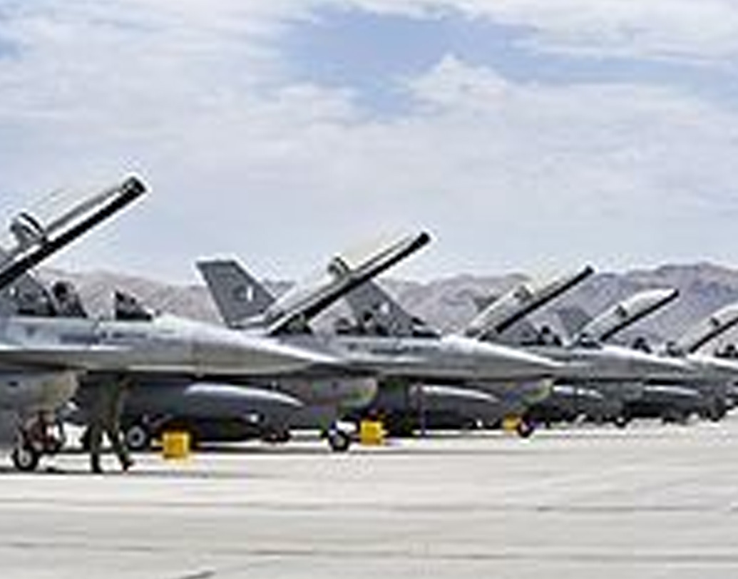 ১৯৭১ সালের ১৫ অগস্ট আদনানের জন্ম লন্ডনে। তাঁর বড় হওয়া এবং পড়াশোনা ইংল্যান্ডে। তাঁর বাবা আরশাদ সামি খান ছিলেন পাশতুন প্রজাতির। পাকিস্তানি বায়ুসেনার পাইলট আরশাদ পরে কূটনীতিক হন। চোদ্দটি দেশে তিনি পাকিস্তানের দূত হয়ে কাজ করেছেন।