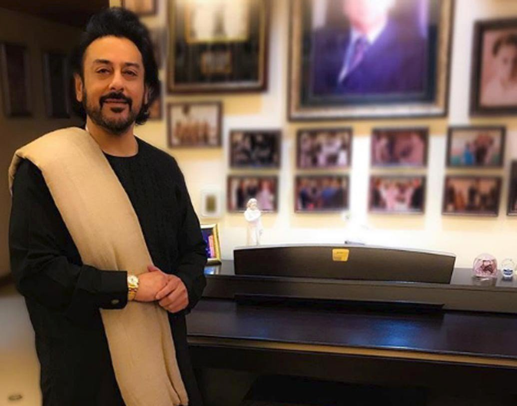 আরশাদের পূর্বপুরুষরা ছিলেন আফগানিস্তানের রাজ বংশীয়। আফগান সেনার উপদেষ্টা হিসেবে কাজ করেছেন তাঁরা। আরশাদের ঠাকুরদা আগা মেহফুজকে হত্যা করা হয় আফগানিস্তানে। তারপর তাঁদের পরিবার পাড়ি দেয় অবিভক্ত ভারতের পেশোয়ারে।