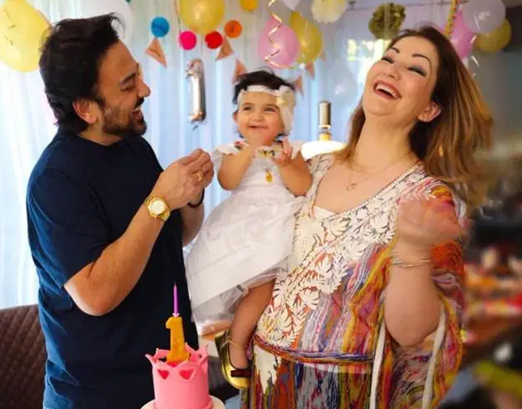 আট বছর পরে চতুর্থ বারের জন্য বিয়ের মঞ্চে আদনান সামি। ২০১০ সালে বিয়ে করলেন রোয়া সামি খানকে। তাঁদের একমাত্র মেয়ে মেদিনা সামি খান।