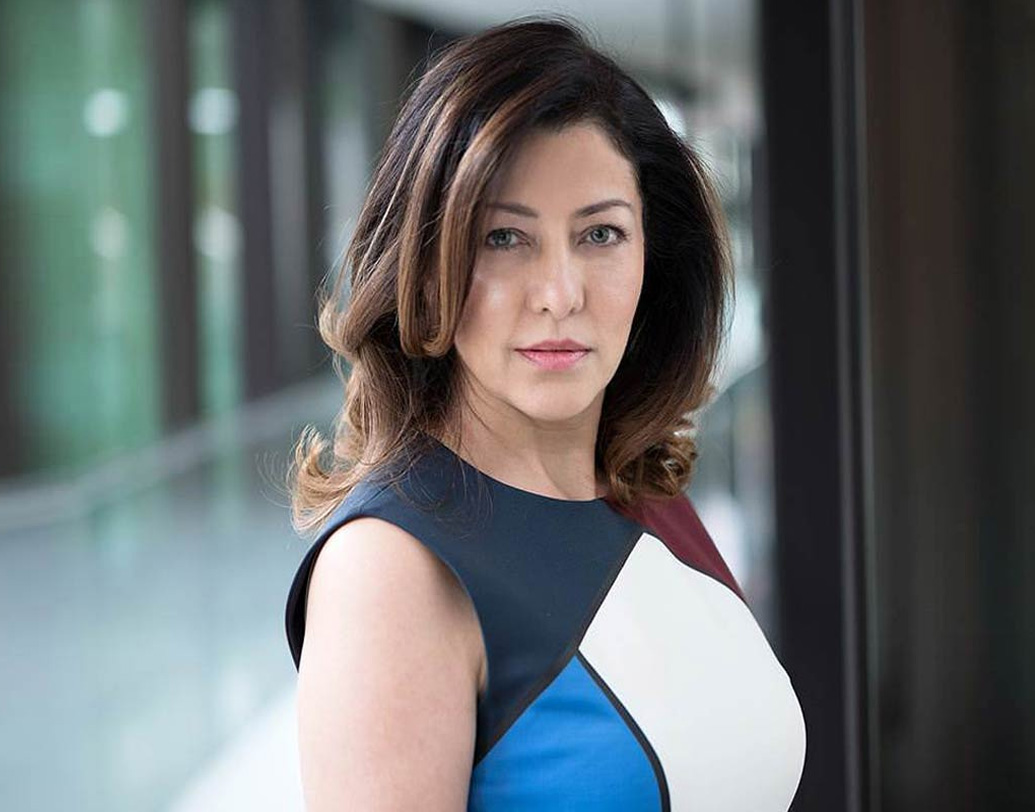 ১৯৯৬ সালে মেগামডেল কনটেস্টে জয়ী হয়ে তিনি মডেলিং-এর দুনিয়ায় পা রাখেন। পরের বছর এশিয়ান সুপার মডেল কনটেস্টে তিনি ‘বেস্ট বডি’ ও ‘বেস্ট ফেস’ বিভাগে পুরস্কৃত হন।