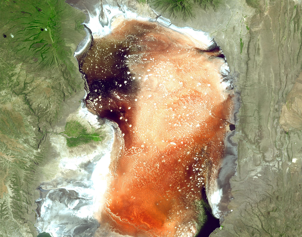 পরীক্ষায় জানা যায়, হ্রদের জল অস্বাভাবিক ক্ষারধর্মী (পিএইচ ১০.৫)। ত্বককে পুড়িয়ে দেওয়ার ক্ষমতা রাখে। যা পশুপাখির পক্ষে অসহনীয়।