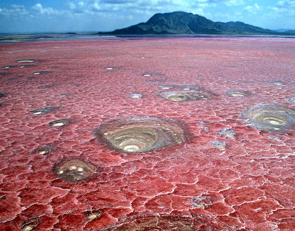 বছরের বেশির ভাগ সময় হ্রদের জলের তাপমাত্রা থাকে ৬০ ডিগ্রি সেলসিয়াস। ফলে জল দ্রুত বাষ্পীভূত হয়ে যায়। আর তলদেশে পড়ে থাকে জলের মতো তরল লাভা।