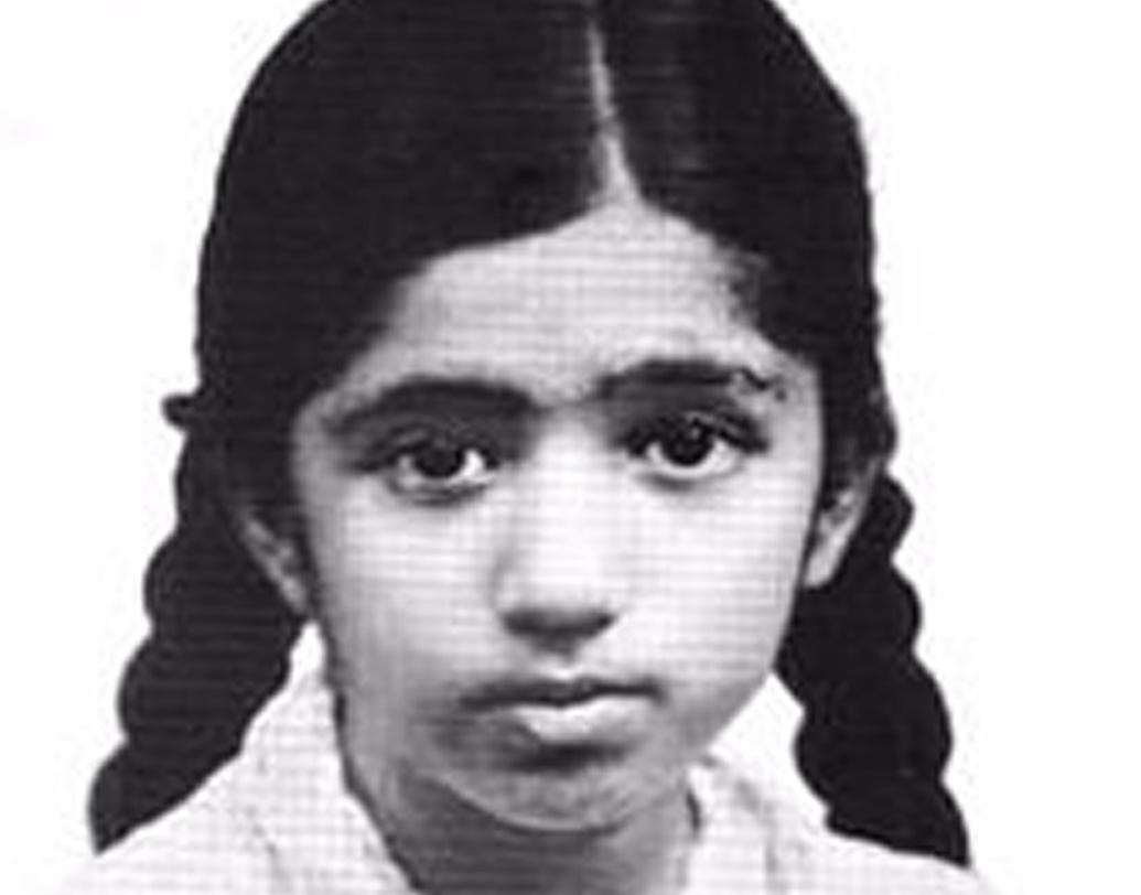 তাঁর বাবা দীননাথ মঙ্গেশকর প্রখ্যাত নাট্যব্যক্তিত্ব এবং ধ্রুপদী সঙ্গীতশিল্পী। বংশসূত্রে ছিলেন গোয়ার মঙ্গেশি গ্রামের পূজারী ব্রাহ্মণ। সেই গ্রামের প্রখ্যাত শৈব পীঠস্থানও পরিচিত ‘মঙ্গেশি‘ মন্দির নামে। সেই মন্দিরের প্রধান পুরোহিত তথা অভিষেককারী ছিলেন দীননাথের বাবা, গণেশ হার্দিকর।