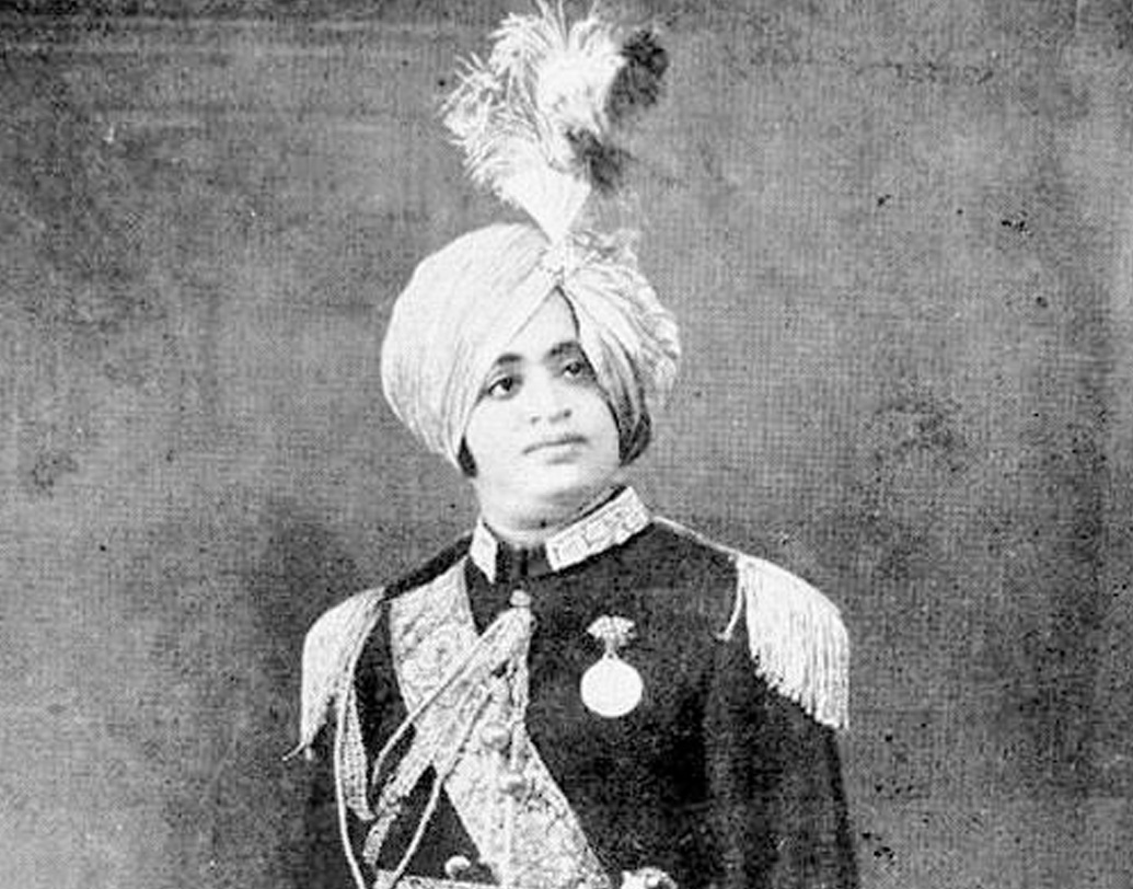 দীননাথের মা, তথা লতার ঠাকুমা যেশুবাঈ ছিলেন গোয়ার দেবদাসী সম্প্রদায়ের প্রতিনিধি। পরে সেই সম্প্রদায়ের নাম হয় গোমন্তক মরাঠি সমাজ। হার্দিকর থেকে নিজের পদবী ‘মঙ্গেশকর’ করে নেন দীননাথ।