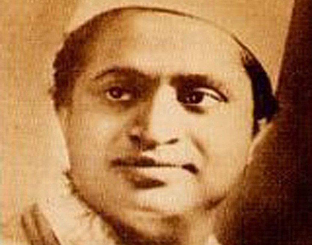 সম্পন্ন গুজরাতি ব্যবসায়ী পরিবারের মেয়ে নর্মদাকে ১৯২২ সালে বিয়ে করেন দীননাথ। তাঁদের সন্তান লতিকা মারা যায় শৈশবে। এই শোক সহ্য করতে পারেননি নর্মদা। কয়েক দিনের মধ্যে তিনিও প্রয়াত হন।