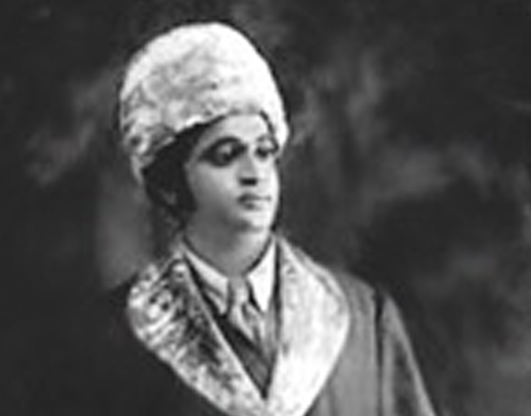 দীননাথের নাটক ‘ভাও বন্ধন’-এর একটি চরিত্রের নামও ছিল লতিকা। শৈশবে বাবার কাছেই গানের হাতেখড়ি লতার। দীননাথের জহুরি-চোখ ভুল করেনি প্রতিভা চিনতে. কিন্তু তিনি মেয়ের সাফল্যের কিছুই দেখে যেতে পারেননি।