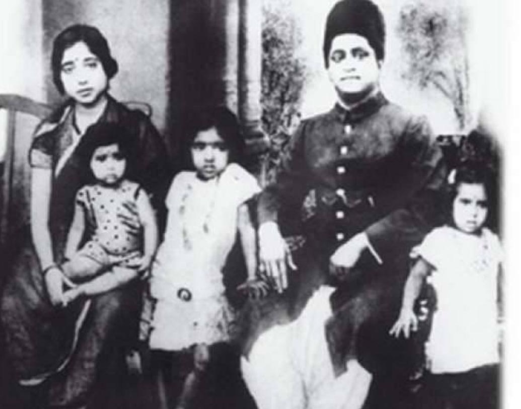 মাত্র পাঁচ বছর বয়সে লতা প্রথম অভিনয় করেন বাবার নাটকে। তাঁর যখন তেরো বছর বয়স, মারা যান দীননাথ। আশা, ঊষা এবং ভাই হৃদয়নাথ তখন শিশু। পারিবারিক বন্ধু মাস্টার বিনায়কের সংস্থায় মরাঠি ছবিতে অভিনয় শুরু করেন শিশুশিল্পী লতা ও আশা। ১৯৪২ সালে মরাঠি ছবি ‘কিটি হাসাল’-এ প্রথম প্লেব্যাক। কিন্তু সে গান পরে বাদ পড়েছিল।