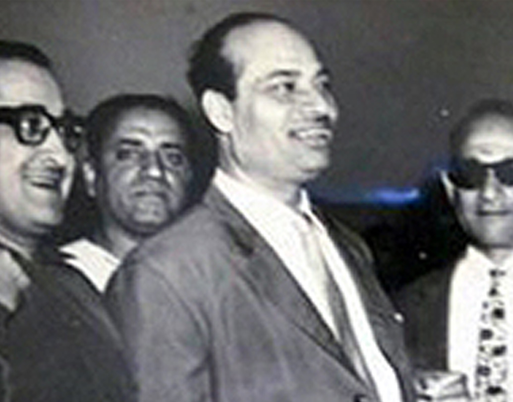 তিন বছর পরে সুর কাটল। মারা গেলেন মাস্টার বিনায়ক. এরপর লতার পাশে দাঁড়ালেন গুলাম হায়দর। তিনি তাকে নিয়ে গেলেন শশধর মুখোপাধ্যায়ের কাছে।